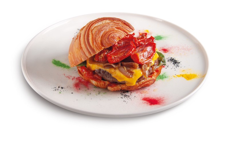 Croissant burger con salsa messicana, pomodori confit, cheddar e cipolla caramellata