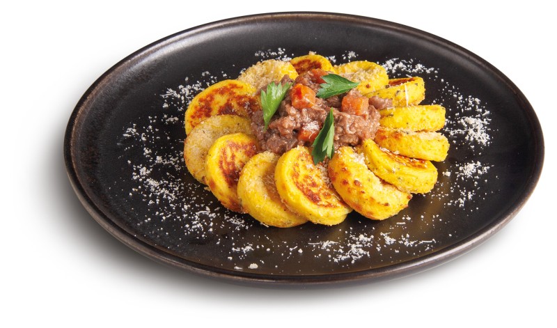 Gnocchi di semolino con ragù di chianina profumati alla curcuma e salvia